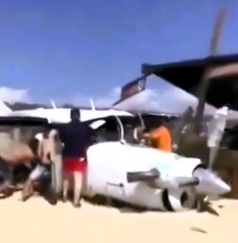 tragic plane crash on Bacocho Beach in Puerto Escondido claimed the life of a 62-year-old man out for a stroll. The Cessna aircraft, carrying four Canadian tourists on a skydiving trip, encountered technical issues shortly after takeoff from Puerto Escondido Airport