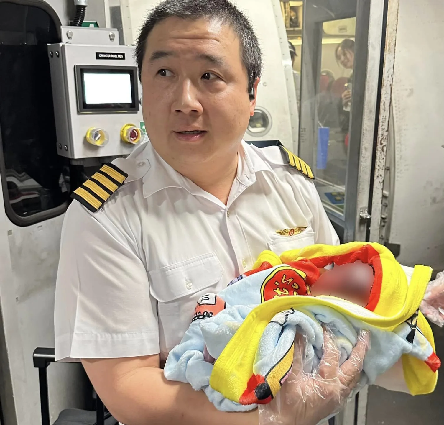 A new mum unexpectedly gave birth mid-flight from Taipei to Bangkok, with Dr. Jakarin Sararnrakskul of VietJet Air assisting in the delivery. The doctor, based at Bangkok International Airport, happily cradled the newborn after the successful birth.