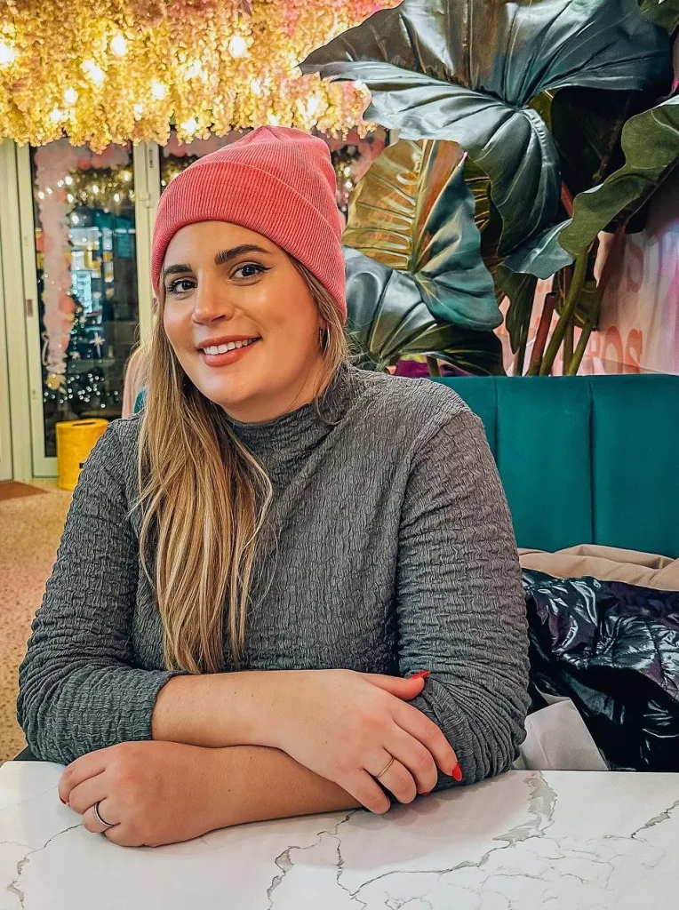the Spanish influencer Carmen Agraz, residing in the UK for over a decade, criticizes Brits' hygiene habits, recalling moving into a flat with ketchup stains and ginger hairs on the carpet, highlighting cultural differences in cleanliness standards.