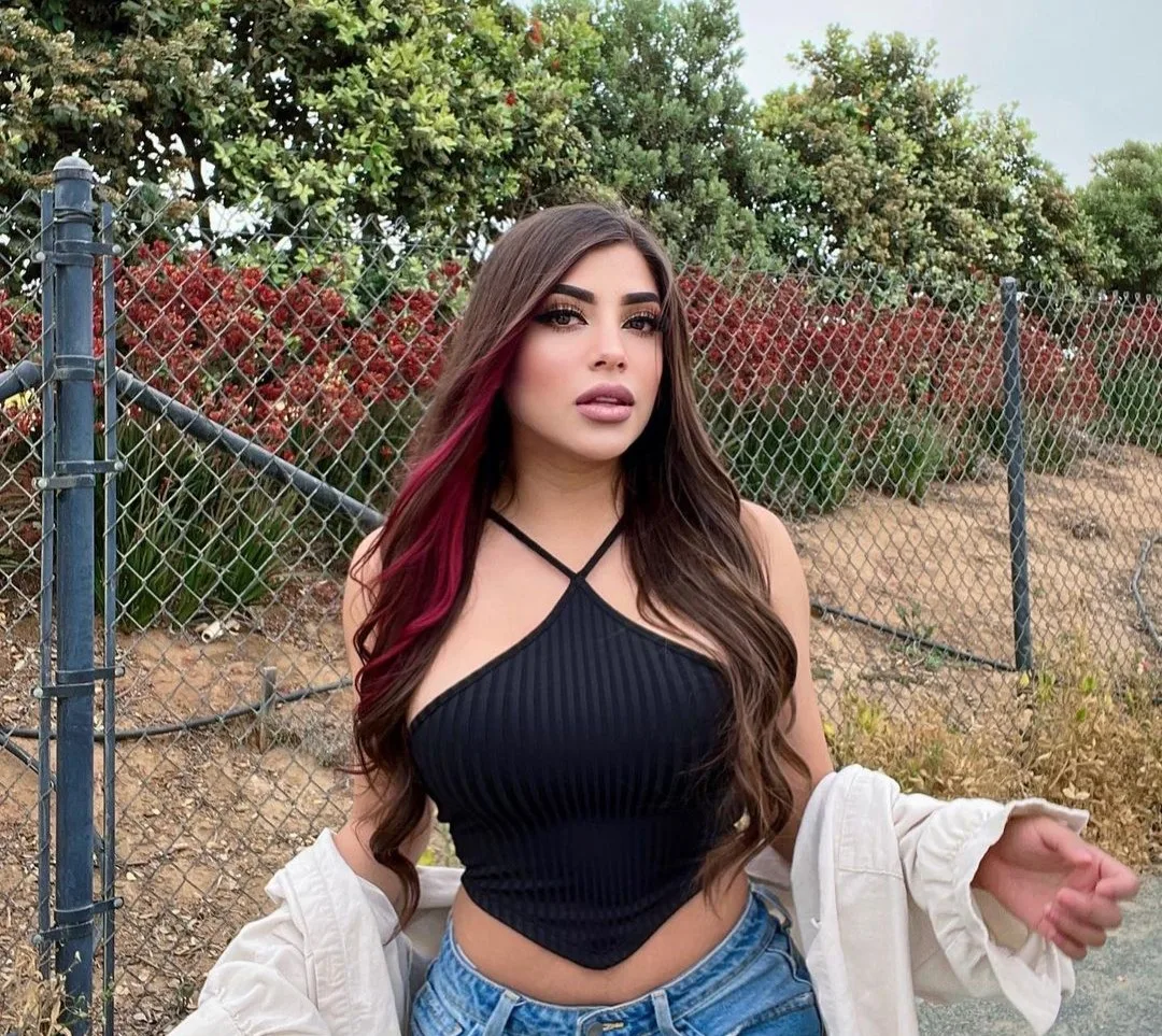 Influencer Andrea Lizeth Zuñiga Peña, with millions of followers on Instagram and TikTok, is hospitalized due to a serious lung condition allegedly caused by vaping. She warns her fans against making the same mistake.