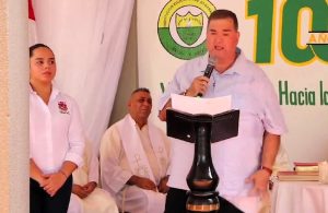 Mayor's trousers fall during speech revealing white boxer shorts, but he jokes about weight loss. Social media reacts humorously.