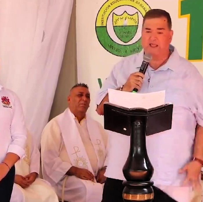 VIDEO: Mayor’s trousers fall down as he gives speech after weight loss