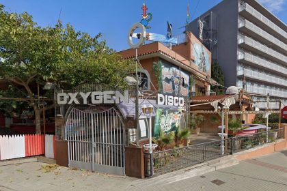 A British tourist was fatally stabbed outside a nightclub in Calella near Barcelona. Police are investigating the 4 am incident, which left another person injured.