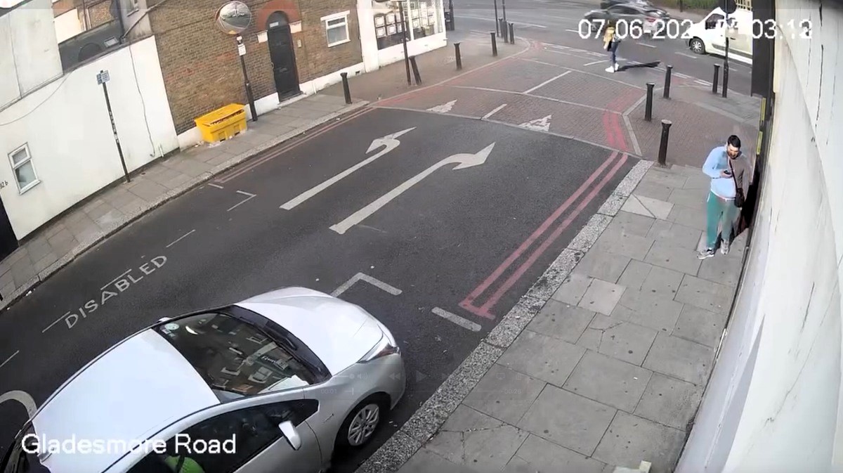 A moped duo tried to snatch a man's phone in Tottenham, north London. The victim avoided the theft, part of a rising trend of phone robberies in the capital.