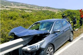 A driver miraculously escaped unharmed after a crash barrier skewered his car in Sardinia, Italy, on the SS 133 road. The metal barrier penetrated the vehicle, leaving it a write-off.