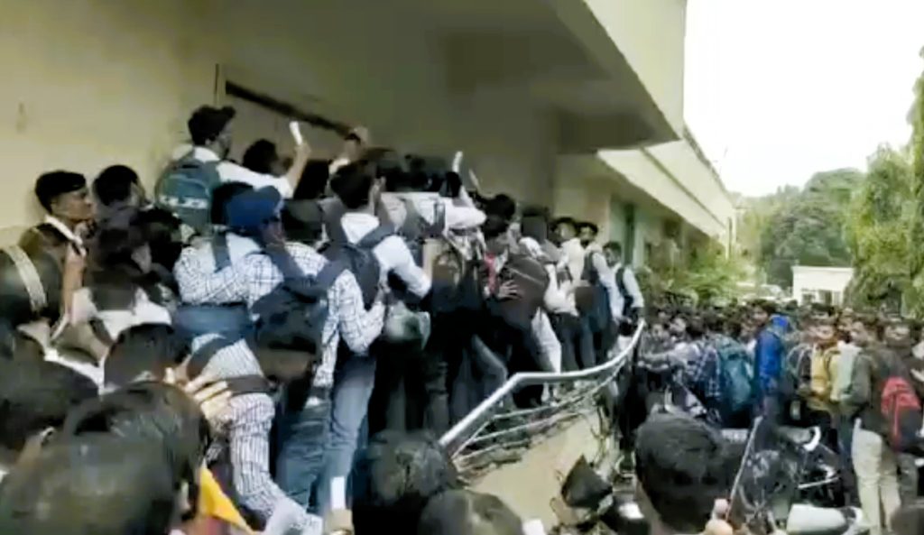 Railing collapses as 1,800 jobseekers turn up to interviews for 10 jobs ...