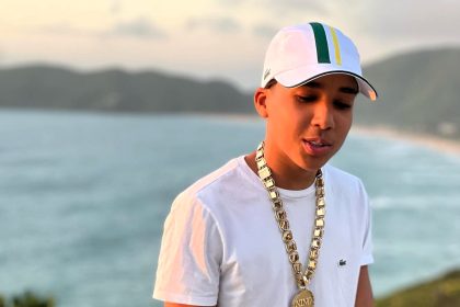 Teen influencer Nino Abravanel, with millions of followers, on the run after allegedly murdering a man with his brother in São Paulo. Police seek tips on their whereabouts.