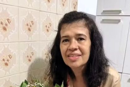 A Brazilian woman discovers a cloth left inside her body from surgery two years ago, sparking medical and legal action. Maria Luciene Vidal's shocking ordeal unfolds.