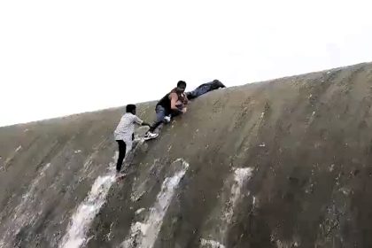 Horrifying footage captures the tragic moment a man drowns after a dangerous stunt at Makardhokda dam, Nagpur, during India's Independence Day celebrations.