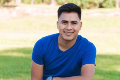 Guatemalan influencer CóndorGT hospitalized with severe injuries after a serious car crash in Chichigüitan. Police investigate possible DUI. Fans send wishes for recovery.