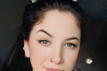 A 35-year-old mother was found dead in her garden, wrapped in a blanket and bin bags. Police suspect femicide and are investigating the chilling case in Tatuí, Brazil.