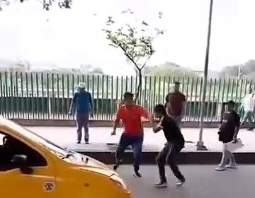 Watch as a bus driver and taxi driver engage in a wild street brawl in Cúcuta, Colombia, after a road rage incident. The intense fight leaves onlookers stunned.