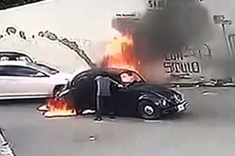 Hero passerby saves a mother and daughter from a burning VW Beetle, risking his life to pull them to safety in a dramatic rescue caught on CCTV in Mérida, Mexico.