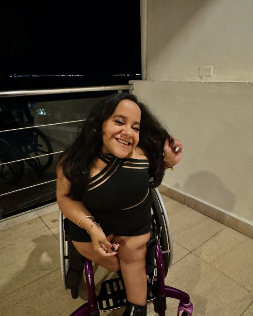 Panamanian influencer Anita Correa, 28, dies following a tragic fall. Known for inspiring others despite brittle bone disease, her legacy of resilience lives on.