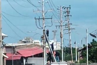 Man survives horror electrocution on Venezuelan utility pole, suffering severe burns in critical condition. Firefighters’ rescue efforts save him in remarkable scene.