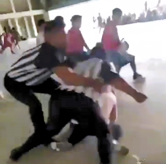 A basketball referee attacked a volleyball coach in a shocking brawl at Colibrí Sports Complex over a court dispute, with both women facing charges. Investigation ongoing.