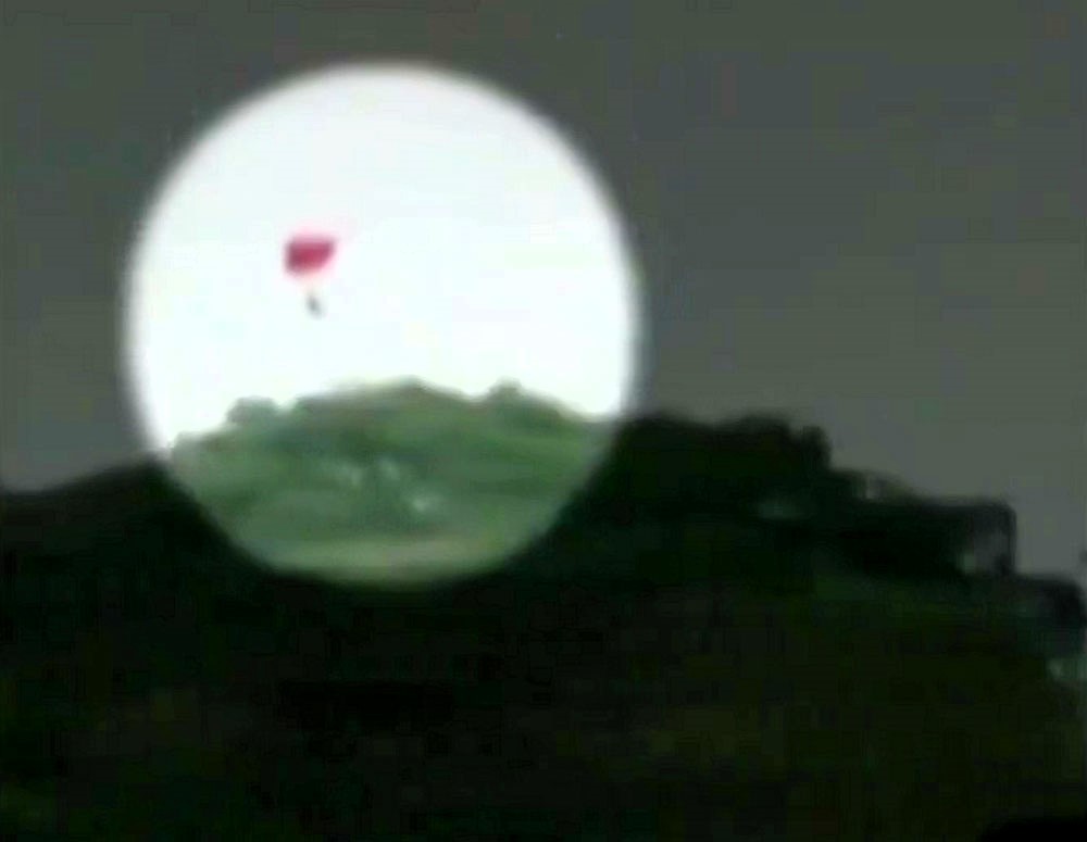 Pro skydiver Carolina Muñoz Kennedy dies in tragic fall after parachute malfunction; beloved athlete remembered by friends and family in heartfelt tributes.