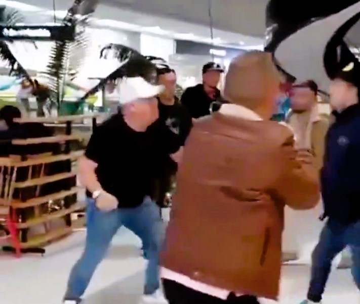 Colombian pop stars Giovanny Ayala and Ciro Quiñonez brawled in a Bogotá shopping centre after tensions over a song remake. Both singers plan to file complaints.