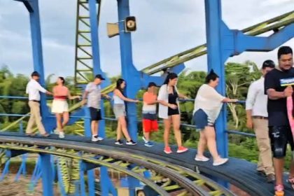 Stranded passengers flee rollercoaster on narrow walkway after power outage at Parque del Café in Colombia, while a separate ride fatality occurred in Mexico on the same day.