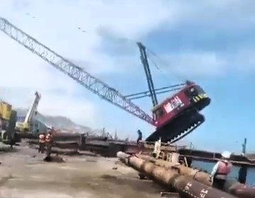Crane operator narrowly escapes death as machine topples at Port of Antofagasta. Footage shows his split-second run to safety as the cab crashes down. No injuries reported.