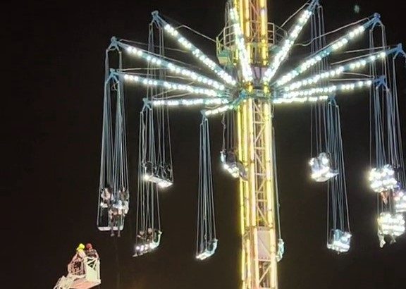 Fourteen thrillseekers were left stranded 59 feet in the air for two hours after a ride malfunction at Zaragoza's Valdespartera Fairground. Firefighters safely rescued all.