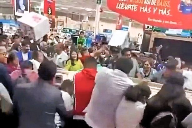 Chaos erupts at Walmart in Tehuacán, Mexico, as a TV sale during Buen Fin sparks a massive brawl with over 50 shoppers fighting for limited stock.