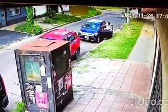 Brave woman fights off gunman in attempted carjacking in Buenos Aires. Neighbors' quick action forces suspects to flee. Police investigation underway.