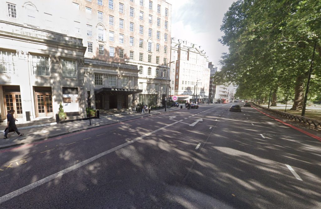 E-bike gang steals pedestrian's phone outside £2,250-a-night Mayfair hotel. Dash cam captures brazen theft in London. Locals react with outrage over rising crime.