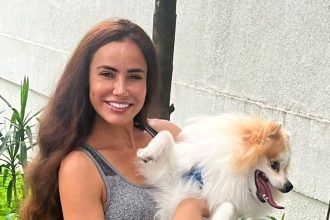 Influencer Wanessa Moura defends choice to adopt a dog over having kids, challenging societal expectations and embracing 'dog motherhood' as a fulfilling life path.