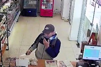 Brave shop worker in Argentina chases off knife-wielding thief with a bigger blade, foiling robbery attempt in a Crocodile Dundee-style showdown caught on video.