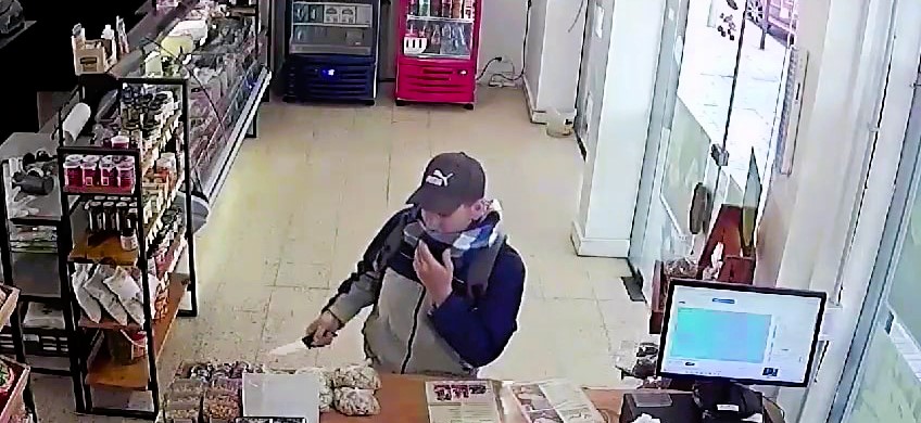 Brave shop worker in Argentina chases off knife-wielding thief with a bigger blade, foiling robbery attempt in a Crocodile Dundee-style showdown caught on video.