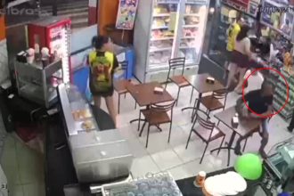 A daring customer foiled an armed robbery in Belo Horizonte, Brazil, after realizing one gunman had a toy weapon. Chasing them out with a chair, the suspects fled empty-handed.