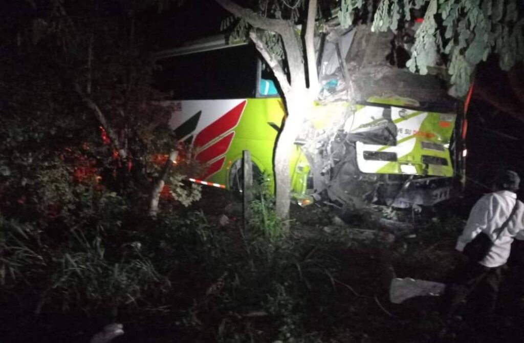 Over 20 passengers were injured when two buses collided on a wet road in western Colombia, with harsh weather and speed bumps cited as possible factors. An investigation is underway.