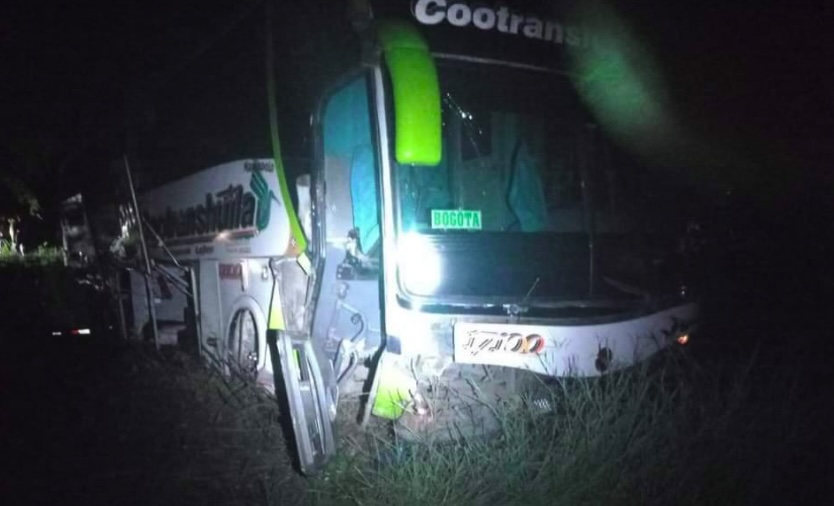 Over 20 passengers were injured when two buses collided on a wet road in western Colombia, with harsh weather and speed bumps cited as possible factors. An investigation is underway.