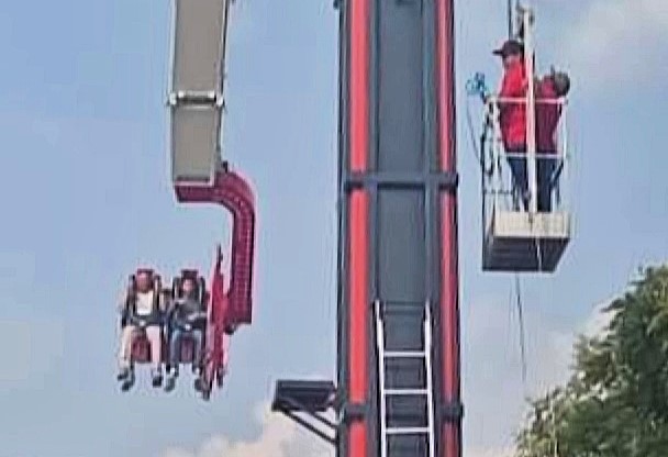 Thrillseekers seek compensation after Zeus ride at Tlaxcala Fair breaks down twice in ten days, stranding riders and raising safety concerns among visitors.