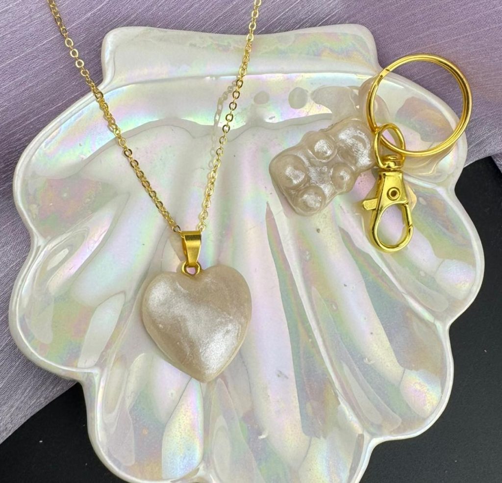 Jewelry artist Amanda Booth baffles followers with “Jizzy Jewellery” – unique necklaces crafted from clients’ semen, sparking viral reactions and new custom requests.