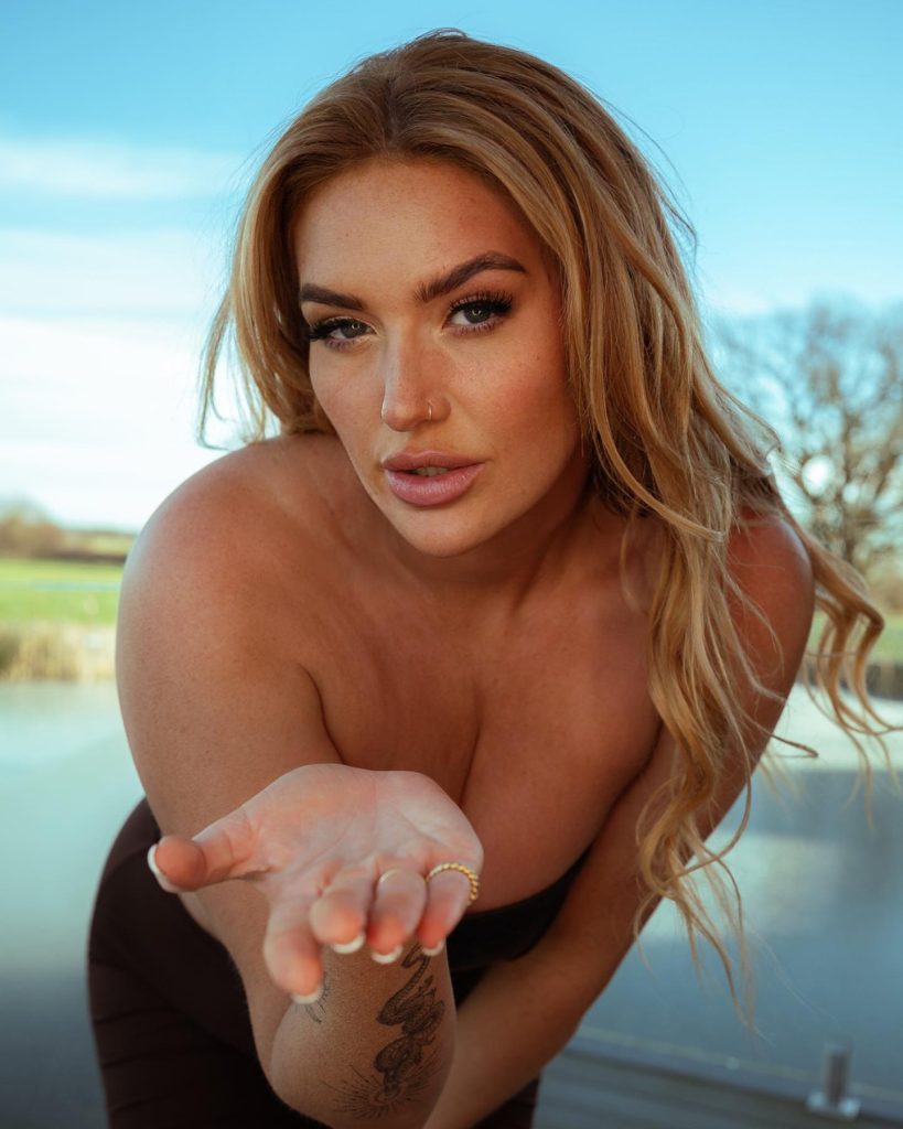 Model Annie Charlotte, born with two vaginas, reveals most lovers don’t notice her rare condition, uterus didelphys, embracing it as a unique and confidence-boosting trait.