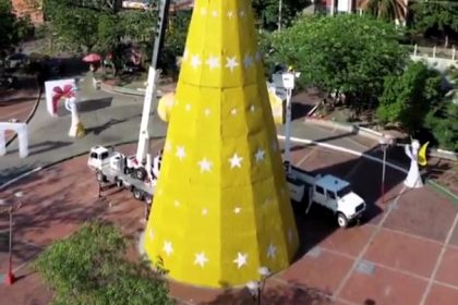 Tragic accident at Girardot Christmas event as a 30m tree collapses, killing a 19-year-old officer. Investigation underway to ensure safety of festive decorations.