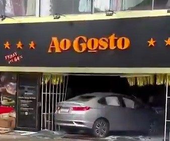 Drunk 19-year-old driver crashes into a supermarket in Belo Horizonte, Brazil, causing £260,600 in damages. Luckily, no injuries were reported, but the store remains closed.