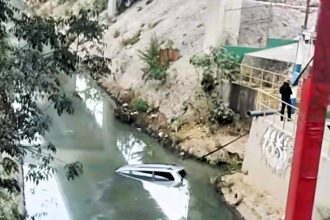 A driver was rescued from a sinking truck in a sewage canal by a heroic passerby in Mexico City. The quick-thinking rescuer smashed the window to save him.