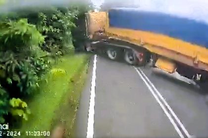 A lorry veered off an embankment on Lakun Road, Malaysia, after stalling on a steep slope. Captured on camera, the driver escaped with a minor foot injury.
