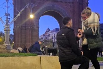 Romantic Barcelona proposal takes dramatic turn as a thief tries to snatch a Brit's phone mid-engagement. Quick-thinking fiancée saves the moment. Details inside!