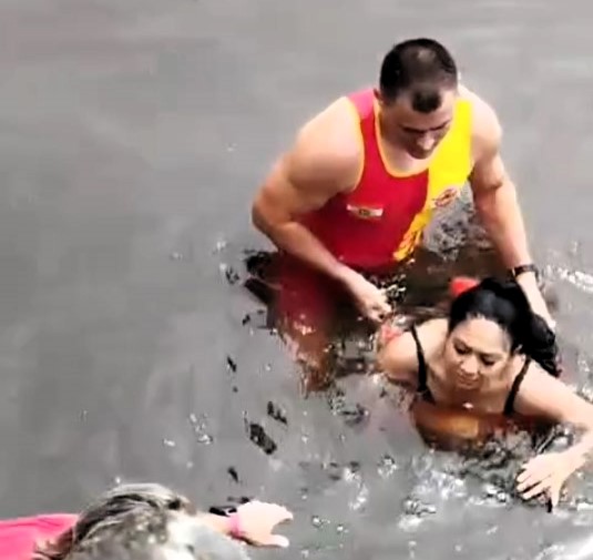 Woman saved by her boyfriend's quick thinking and a shoelace after falling off a bridge in Brazil. Firefighters ran 3km to rescue her, ensuring a Christmas miracle!