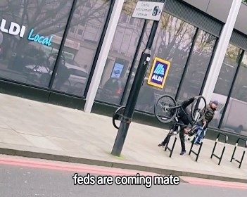 Would-be thief caught in dramatic chase by police after trying to steal a locked bike in London. The incident, filmed by a witness, ended with a foot pursuit.