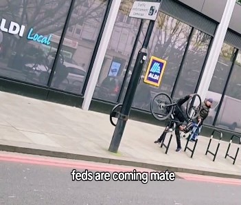 Would-be thief caught in dramatic chase by police after trying to steal a locked bike in London. The incident, filmed by a witness, ended with a foot pursuit.