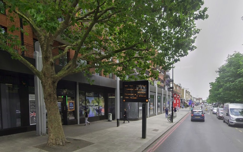 Would-be thief caught in dramatic chase by police after trying to steal a locked bike in London. The incident, filmed by a witness, ended with a foot pursuit.