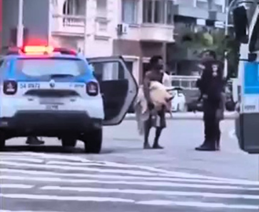 A man was caught in Rio de Janeiro carrying a large turtle allegedly stolen from Flamengo Beach. Police rescued the distressed animal and safely returned it to the sea.