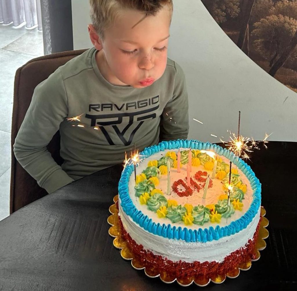 A seven-year-old Dutch minibike champion, Sid Veijer, tragically passed away after a training accident. Known for his determination and talent, he fought valiantly for two weeks following the crash in Limburg, Netherlands.