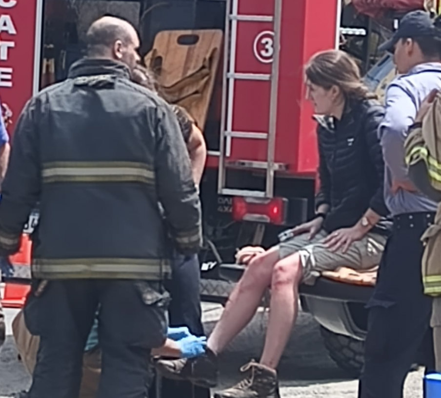 A paragliding tourist crash-landed into power lines in Bariloche, Argentina, causing a power outage for 3,000 residents. Rescued safely, she suffered burns but is recovering.