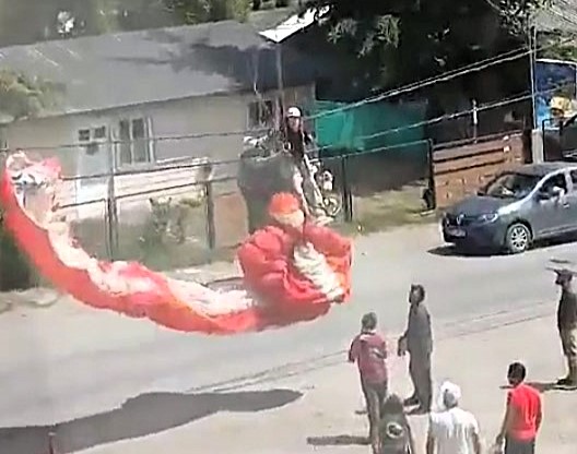 A paragliding tourist crash-landed into power lines in Bariloche, Argentina, causing a power outage for 3,000 residents. Rescued safely, she suffered burns but is recovering.